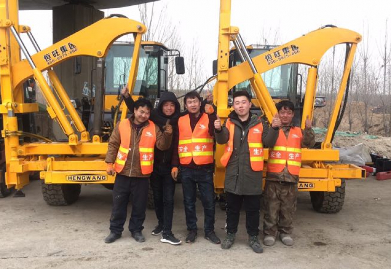 公路护栏打桩机在黄石高速公路藁城至石家庄段工程施工.jpg