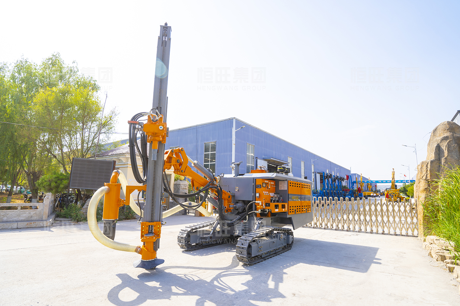 在矿山、水电、交通等基础工程建设中,潜孔钻机是必不可少的核心设备。面对动辄数十万的新机价格,许多中小型工程老板将目光投向了二手潜孔钻机。但二手设备真的划算吗?今天我们就来深度剖析二手潜孔钻机的优劣势。 在矿山、水电、交通等基础工程建设中,潜孔钻机是必不可少的核心设备。面对动辄数十万的新机价格,许多中小型工程老板将目光投向了二手潜孔钻机。但二手设备真的划算吗?今天我们就来深度剖析二手潜孔钻机的优劣势。