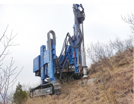 山区光伏桩基施工案例：履带钻机应对碎石地层钻孔实战